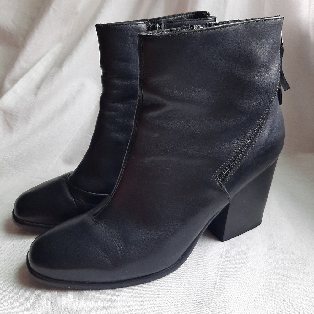 Alberto Fermani Viva Curved Zip Black Leather Ankle Booties Block Heel (10)